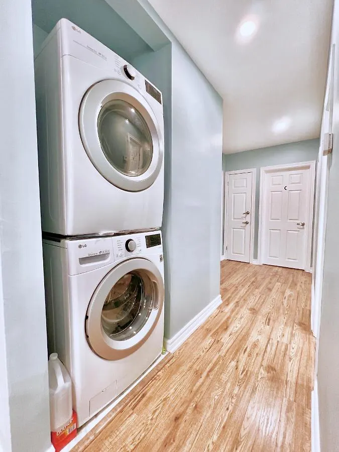 Newly Renovated Detached Home Near Finch Subway Station 토론토 홈스테이