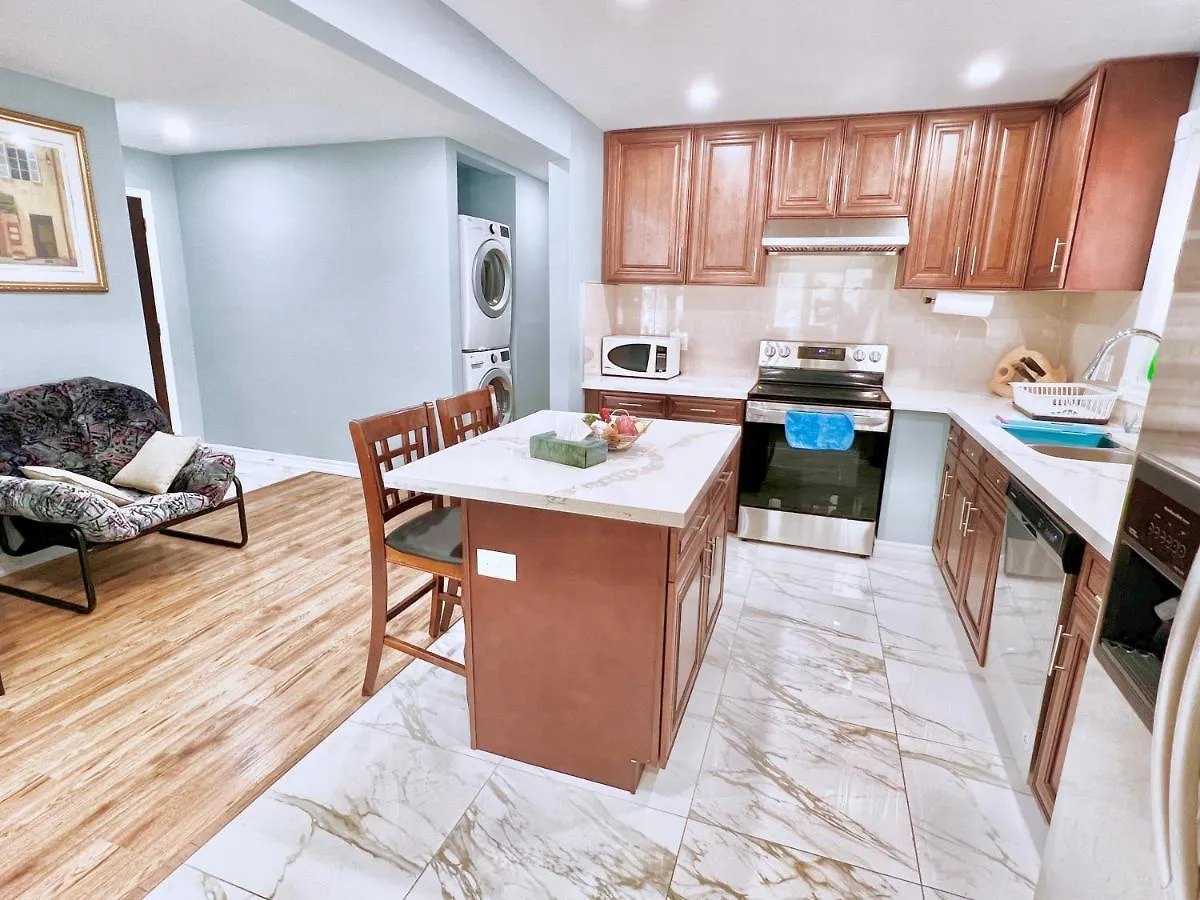 Séjour chez l'habitant Newly Renovated Detached Home Near Finch Subway Station Toronto Canada