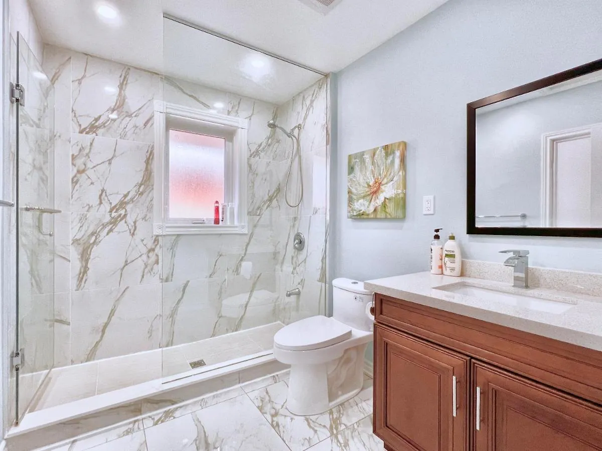 Homestay Newly Renovated Detached Home Near Finch Subway Station Toronto